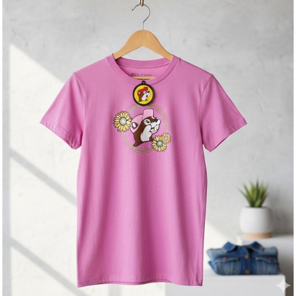 Buc-Ees Pink Graphic T-Shirt With Daisy & Beaver Print "Love Me Some Boots Sz S